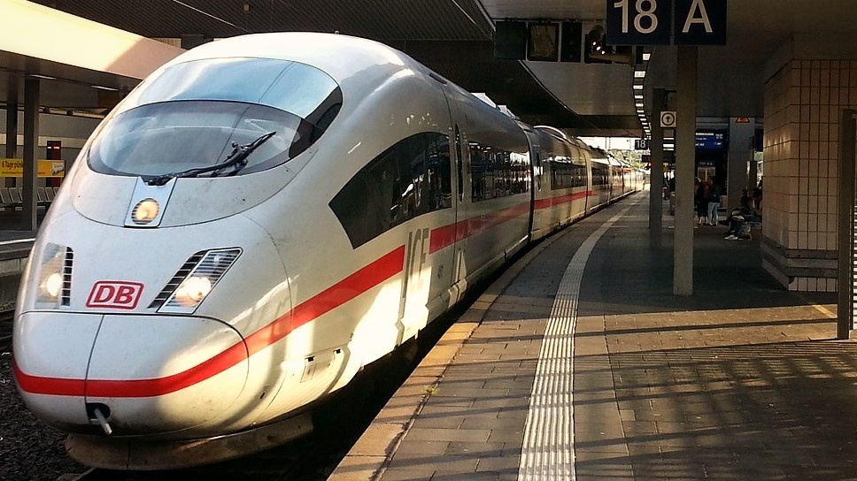 ICE im Bahnhof